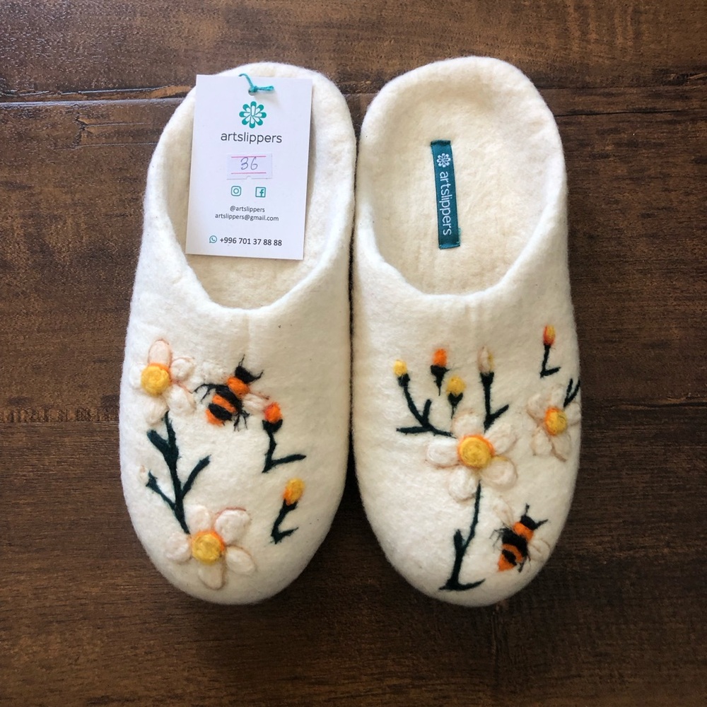 NWT Wool Felt Daisy Slippers